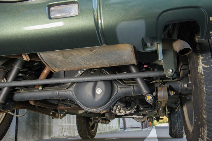 駆動システムは古式ゆかしいパートタイム4WD。ボディーの下に堂々とぶらさがる“デフ球”が勇ましい。