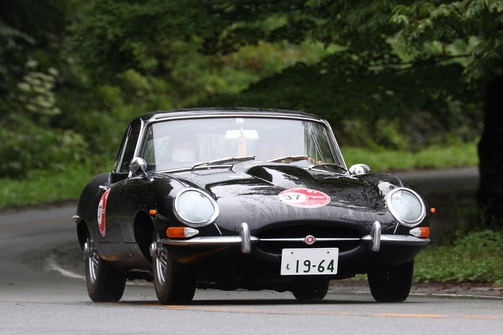 雨にぬれたボディーが美しい1964年「ジャガーEタイプ フィクスドヘッドクーペ Sr1」。