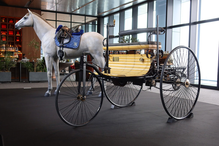発表会の会場には、世界初のガソリンエンジン車とされる「ベンツ・パテント・モートルヴァーゲン」（1886年）のレプリカが展示された。今年は、同モデルが特許を取得してから140年の節目にあたる。
