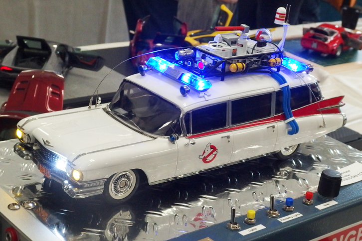 映画『ゴーストバスターズ』の劇用車である1959年「キャデラックECTO-1」。AMT製の1/25キットをベースに、アンビュランス（救急車）特有の青色灯をはじめ、ライト類をフル点滅式にアレンジ。