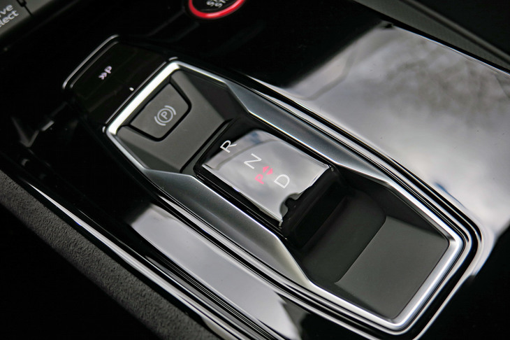 アウディe-tron GTクワトロ（シフトセレクター）