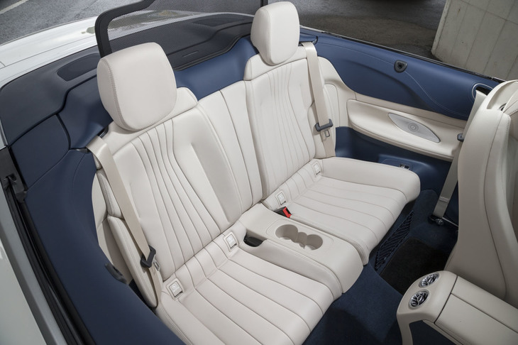 リアシートは2人乗り。従来型よりもレッグルームが44mm、ショルダールームが14mm、それぞれ広くなっている。