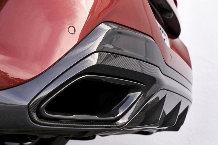 リアエンドは、左右振り分けタイプのエキゾーストパイプとディフューザーが個性を主張する。