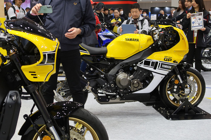 ヤマハXSR900 GP（写真右奥）とXSR900（同左手前）。