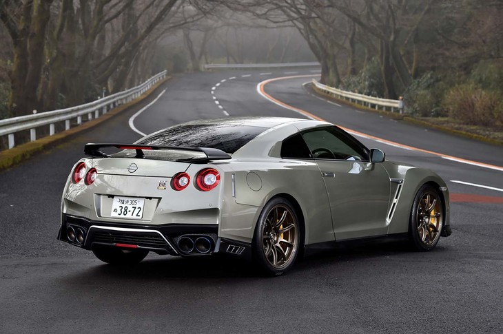 【日産GT-RプレミアムエディションT-specのスペック】
	ボディーサイズ：全長×全幅×全高＝4710×1895×1370mm／ホイールベース：2780mm／車重：1760kg／駆動方式：4WD／エンジン：3.8リッターV6 DOHC 24バルブ ターボ／トランスミッション：6段AT／最高出力：570PS（419kW）/6800rpm／最大トルク：637N・m（65.0kgf・m）/3300-5800rpm／タイヤ：（前）255/40ZRF20 101Y／（後）285/35ZRF20 104Y（ダンロップSP SPORT MAXX GT 600 DSST CTT）／燃費：7.8km/リッター（WLTCモード）／価格：1590万4900円
	
	【取材時の燃費データ】
	テスト距離：265.7km（市街地1：高速道路7：山岳路2）／使用燃料：40.2リッター（ハイオクガソリン）／参考燃費：6.6km/リッター（満タン法）／7.7km/リッター（車載燃費計計測値）