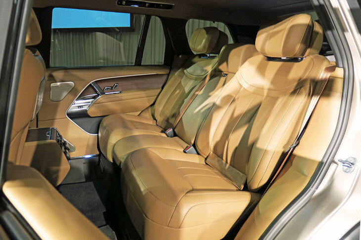 ランドローバー・レンジローバー オートバイオグラフィーD300（リアシート）