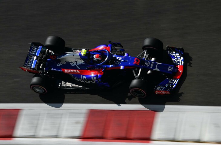 マクラーレンに三くだり半を突きつけられ、また新たなパートナーとして協議を進めていたザウバーとも破談に。孤立無援になりかけたホンダに手を差し伸べたのがトロロッソ（現アルファタウリ）だった。2018年に「トロロッソ・ホンダ」（写真）として再出発。チームとの信頼関係を築き、パワーユニットの信頼性と性能を着実に向上させた結果、翌2019年にはレッドブルとのタッグが実現することになる。（写真：Getty Images / Red Bull Content Pool）