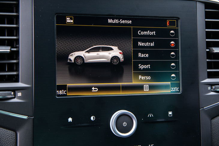 コンフォート以外のドライブモードに設定すると、スピーカーから「ポコポコ」とか「カポカポ」といったつくられたエンジン音が聞こえるようになる。ドライブモードをよりハードに設定するにつれ、この音も盛大になっていく。