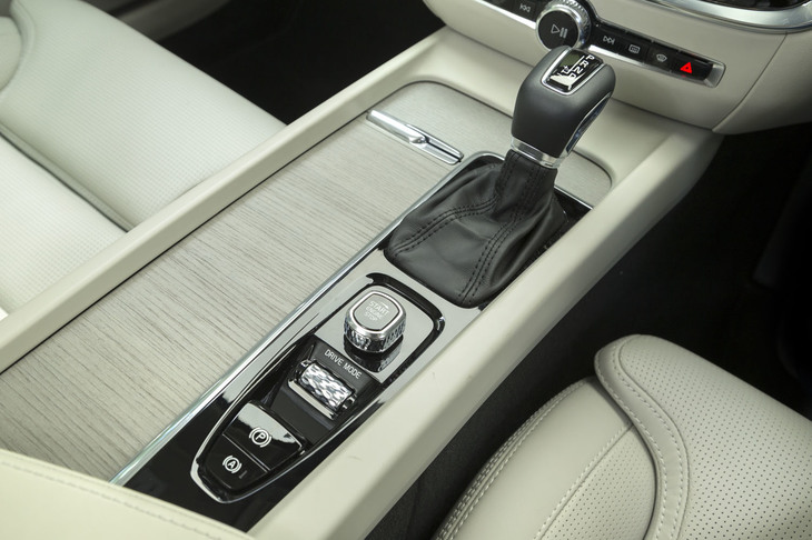 スイッチ類を最小限にとどめたセンターコンソール。カップホルダーのふたはドリフトウッドと呼ばれる天然木のパネルで仕立てられている。