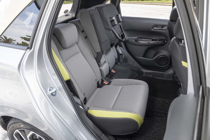 後席のチップアップ機能は、新型「フィット」も継承。写真奥のように座面を持ち上げることで、背の高い荷物も室内におさめられるようになる。