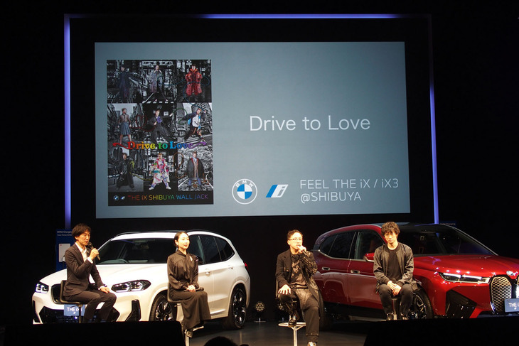 新型「BMW iX」にインスパイアされ、レスリー・キー氏が生み出したアート作品（後方）。