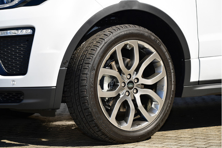 
	タイヤサイズは245/45R20 。コンチネンタルのクロスコンタクトが装着される。
	