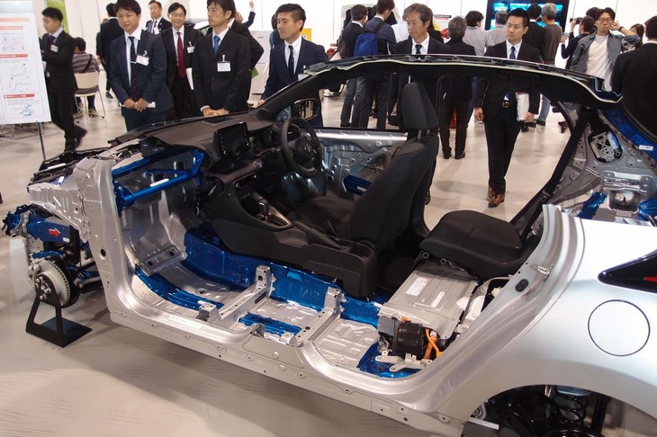 新型「ヤリス」の説明会場に展示された、同車のスケルトンモデル。新世代プラットフォームが採用された結果、車体のねじり剛性は従来比30％増しとなり、車重は（ハイブリッド車同士を比べた場合）50kg軽く仕上がった。