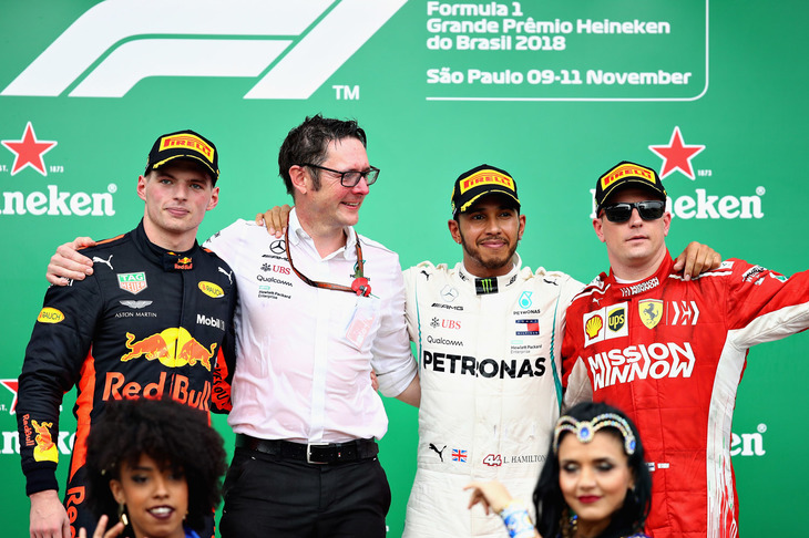 F1第20戦ブラジルGPを制したメルセデスのルイス・ハミルトン（写真右から2番目）、2位に入ったレッドブルのマックス・フェルスタッペン（同左端）、3位でレースを終えたフェラーリのキミ・ライコネン（同右端）。（Photo=Red Bull Racing）