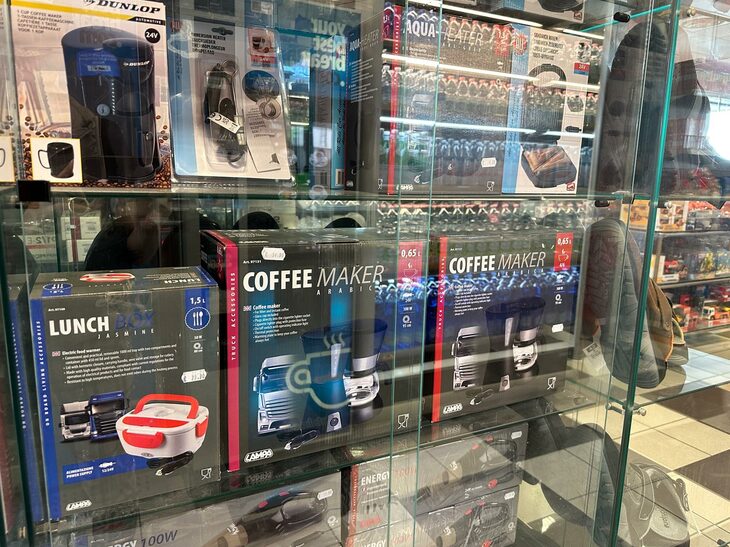 シガーライターソケット対応の湯沸かし器、トースター、コーヒーメーカー、そしてランチボックス。