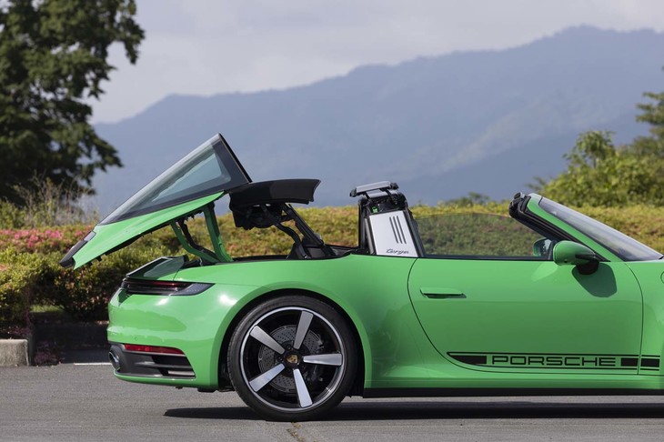 空いたスペースにZ字型に折り畳まれたルーフがすっぽりと収まる。開閉に要する時間はどちらも約19秒。