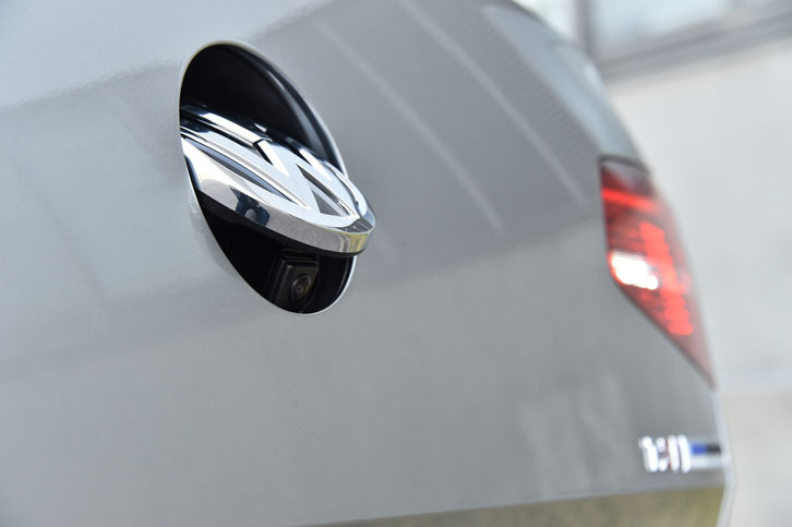 トランクオープナーを兼ねるリアエンブレムの奥に搭載されるリアビューカメラ。「TSIハイライン」には標準で、「TSIエレガンスライン」にはオプションとして装備される。