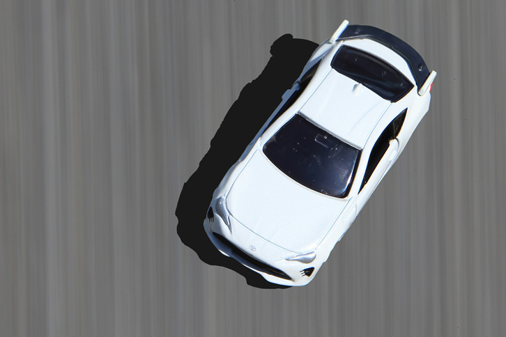 2016年8月に施されたマイナーチェンジでは、内外装デザインの変更や、エンジン、ボディー、足まわりの改良に加え、「車体の帯電を抑えることで空気抵抗を抑制する」という、アルミテープの採用も注目を集めた。（写真＝荒川正幸）