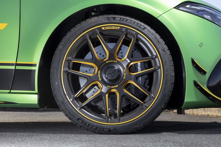 「ファイナルエディション」専用の鍛造ホイールはイエローのアクセント入り。アクセントと呼ぶにはだいぶ主張が強めだ。