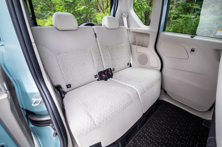 後席にはスライド幅が約320mmの左右独立式のスライド機構を搭載。これは現在販売されている軽スーパーハイトワゴンの中で、トップとなる数値だという。背もたれには50：50の分割可倒機構が備わる。