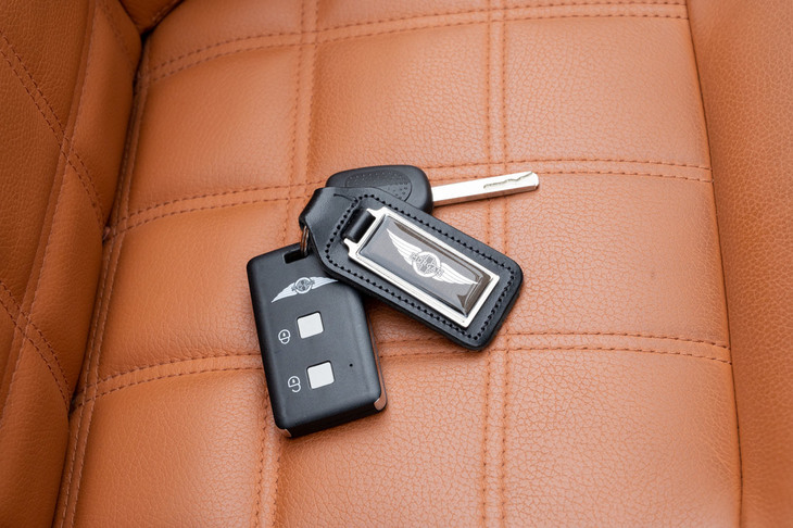 エアコンや音響機器など、さまざまな快適装備が用意されるようになったモーガン。その多くはオプションだが、リモコンキーについては全車標準装備となる。