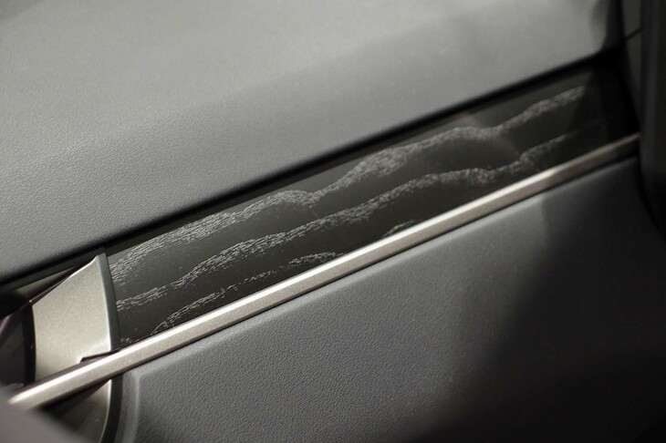 レクサスRX450h＋“バージョンL”（助手席前方の加飾パネル）