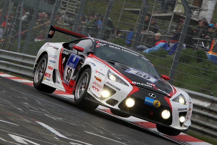 トヨタは2008年より「レクサスLFA」でニュルブルクリンク24時間レースに参戦。3年目となる2010年には、SP8クラス優勝を果たしている。