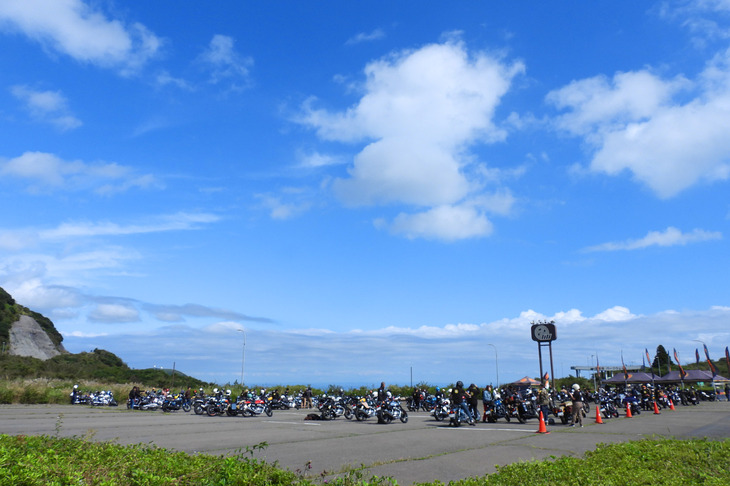 イベントが終わり、少しずつバイクが抜けていく駐車エリア。ちょっと寂しい景色だけれど、これもファンミーティングの趣きである。少しずつ規模を広げ、「バイカーズパラダイス南箱根」のような会場で開催するまでに至った「One Ride」の関東大会。関係者は「次回はもっと催しものを増やして、ショップやディーラーさんのブースも並べられるようにしたい」と息巻いていた。本ギャラリーを見て興味を持ったアナタ、ぜひ来年は、ファンミーティング／ツーリングに参加してみてはいかがだろう？