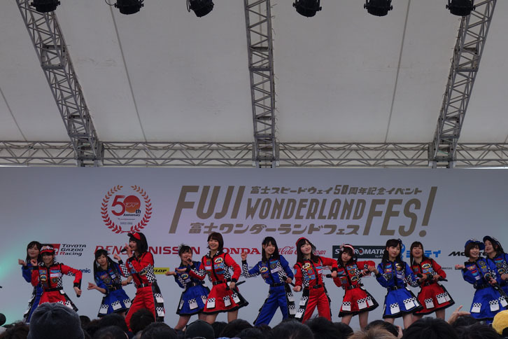 ステージイベントではアイドルグループのAKB48 チーム8によるスペシャルライブも行われた。踊りを完全にコピーしている方など、熱心なファンが大勢集まった。