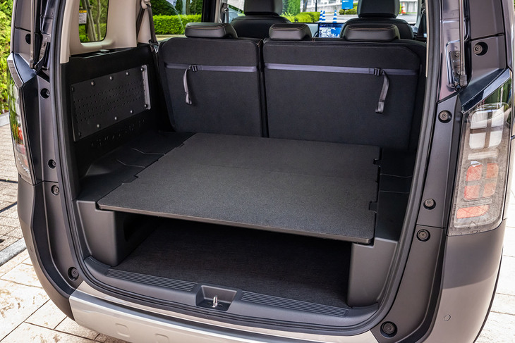 「フリード クロスター」（4WD車）の荷室。クロスターの5人乗りモデルには、荷室を上下2分割できるユーティリティーボードが標準で装備される。