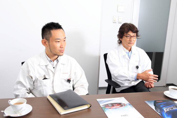 今回、モデューロの用品について話を伺った、ホンダアクセスの福田正剛氏（右）と石川陽一氏（左）。