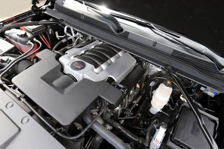 エンジンは最高出力426psを発生する6.2リッターV8。動弁機構は古式ゆかしきOHVだが、筒内直接燃料噴射や可変バルブタイミング機構、気筒休止システムなど、効率を高めるためにさまざまな技術が取り入れられている。