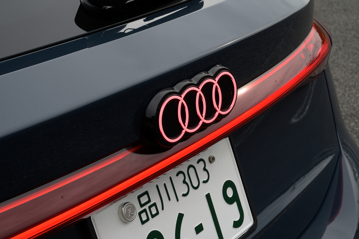 リアのフォーリングスエンブレムはライトに連動して赤く光る。地がホワイトのため、色味は少しピンクがかっている。