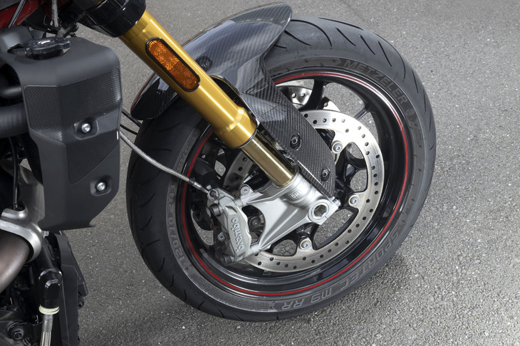 タイヤサイズは前が120/70ZR17、後ろが180/55ZR17。オンロードでのハンドリング性の改善に加え、幅広いタイヤが選べるようになった点もうれしい。