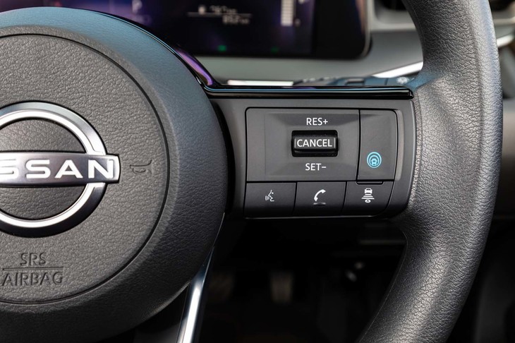 新型「ノート」には、カーナビとの連携機能が備わる運転支援システム「プロパイロット」がオプション設定されている。写真はステリングスポーク部の操作スイッチ。