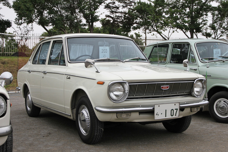 1967年「トヨタ・カローラ1100 4ドアデラックス」。初代カローラは1966年に2ドアセダンのみでデビューし、翌67年にこの4ドアセダンが加えられた。この個体はホイールキャップを含め、オリジナルの内外装が維持されている。