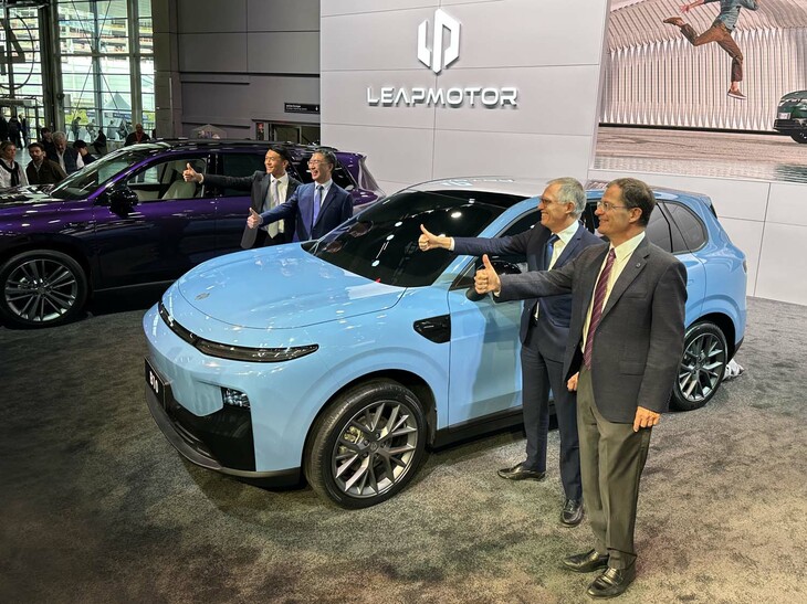 リープモーターの記者発表より。同社に出資し、かつ合弁で販社を設立したステランティスの、カルロス・タバレスCEO（右から2番目）も登壇した。