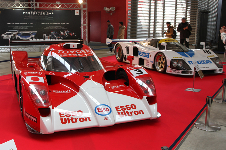左は1999年のルマン24時間で、土屋圭市／鈴木利男／片山右京の日本人トリオのドライブにより総合2位を獲得した「トヨタTS020」。右は「レナウンチャージ・マツダ787B」が総合優勝を遂げた1991年のルマン24時間で6位に入賞した、マツダワークス・カラーの「787B」。