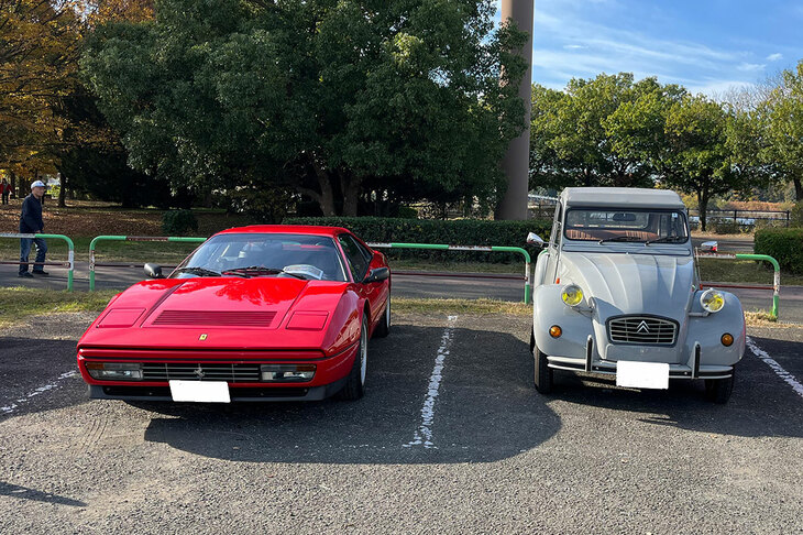「シトロエン2CVクラブ」で参加したトダクラシックカー同窓会。お隣は真っ赤な「フェラーリ328GTB」だった。