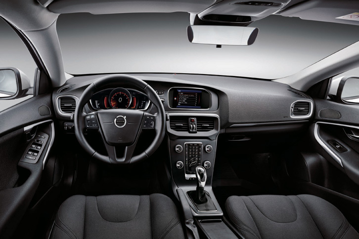 「V40 T2キネティック」のインテリア。日本市場向けは右ハンドルとなる。