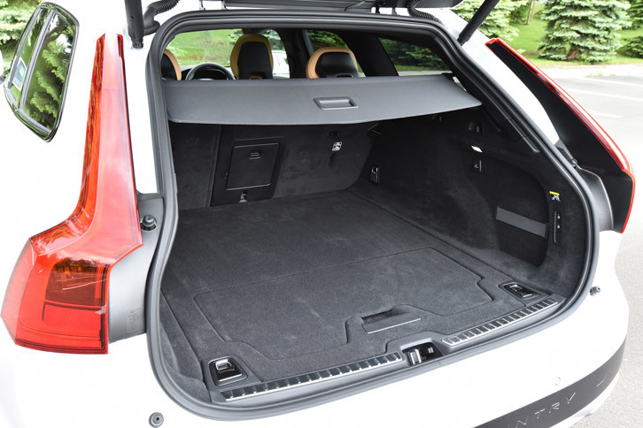 荷室の容量は5人乗車時で560リッター。シートバックを倒せば1526リッターまで広げられる。
