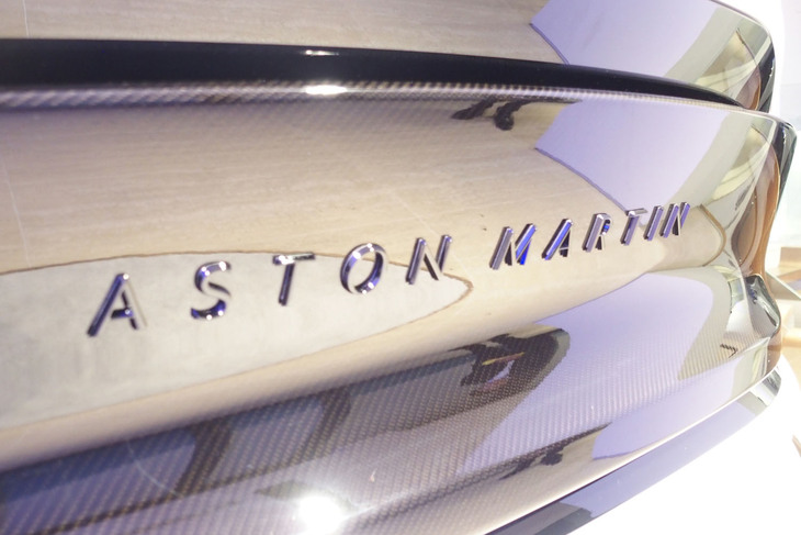 アストンマーティン・ヴァンキッシュ（リアエンブレム）