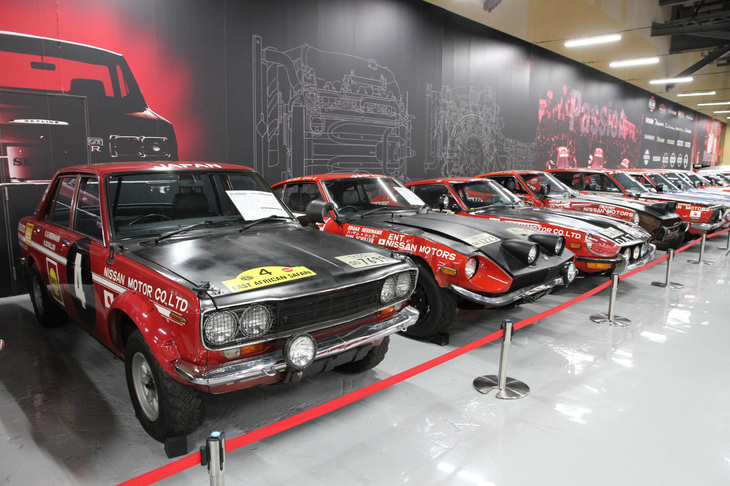 左から1970年の「東アフリカ・サファリラリー」で総合優勝した「ダットサン・ブルーバード1600SSS」（P510）、翌71年の同ラリーで総合優勝した（日産の2連覇）「ダットサン240Z」（HS30）など、「ラリーの日産」の黄金期を築いたマシンが並ぶ。