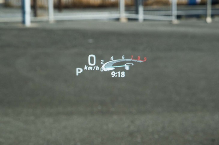 軽自動車では初となるフロントガラス投影式のヘッドアップディスプレイを採用。先にフルモデルチェンジした「ワゴンR」では、フロントガラス手前のプレートに投影する、コンバイナー式だった。
