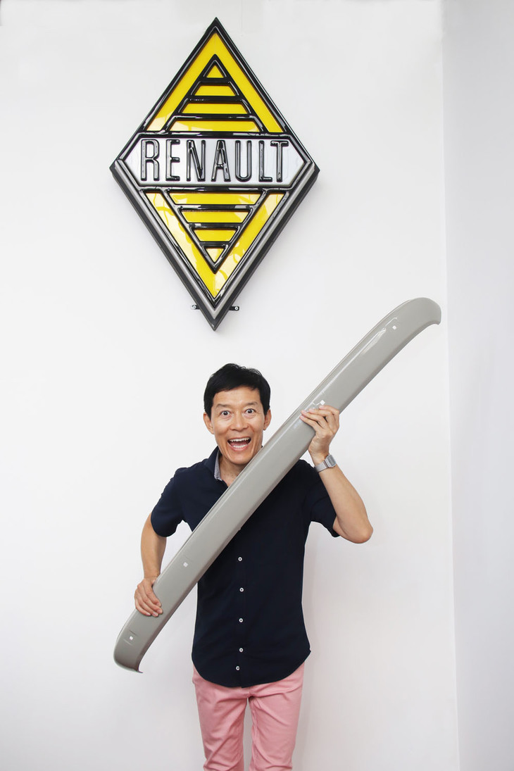 「ルノー4」のバンパーを抱える筆者。今回は、さまざまなバンパーを観察しながら考えます。