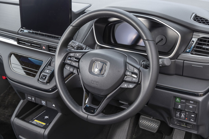 ステアリングホイールのパドルで回生ブレーキの強度を変えられる「減速セレクター」機能が搭載された。