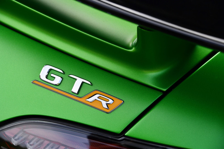 【メルセデスAMG GT Rのスペック】
	ボディーサイズ：全長×全幅×全高＝4550×2005×1285mm／ホイールベース：2630mm／車重：1690kg／駆動方式：FR／エンジン：4リッターV8 DOHC 32バルブ ツインターボ／トランスミッション：7段AT／最高出力：585PS（430kW）/6250rpm／最大トルク：700N・m（71.4 kgf・m）/2100-5500rpm／タイヤ：（前）275/35ZR19 100Y XL／（後）325/30ZR20 106Y XL（ミシュラン・パイロットスポーツ カップ2）／燃費：--km/リッター／価格：2453万円
	
	【取材時の燃費データ】
	テスト距離：287.8km（市街地1：高速道路7：山岳路2）／使用燃料：45.7リッター（ハイオクガソリン）／参考燃費：6.3km/リッター（満タン法）／6.1km/リッター（車載燃費計計測値）
