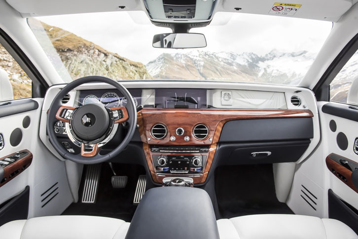 切り立ったインストゥルメントパネルはロールス・ロイスの伝統。そこにデジタル式のメータークラスターや大型のセンターモニターなど最新の技術が投入されている。