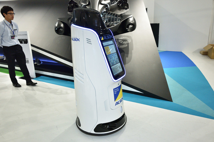 展示はブース内だけにあらず。会場内を闊歩（かっぽ）していたこちらの御仁は、ALSOKこと綜合警備保障の自律走行型警備ロボット「REBORG-Z」。デジタルサイネージ付きで、ゲームも楽しめるとのこと。