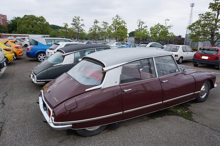 300万円（手前）と200万円（奥）の「DS」。共に現状は不動。